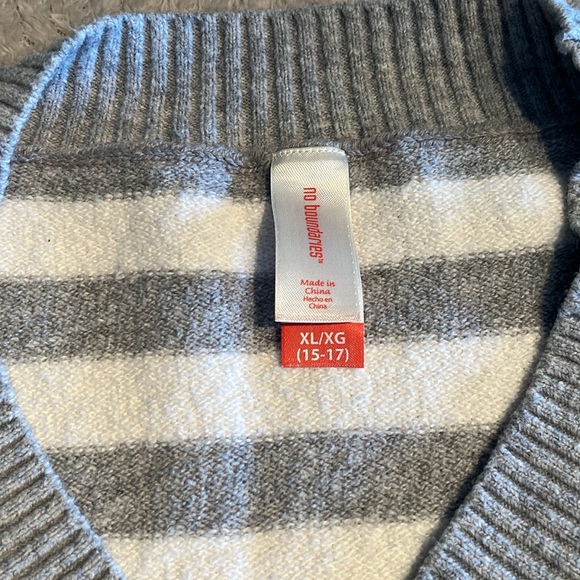 No Boundaries Women’s Sweater, Size XL. - Picture 2 of 3